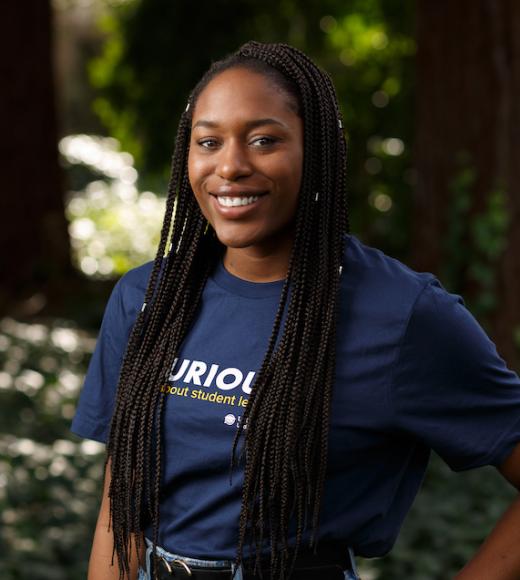 Mahalia White wearing a blue t-shirt